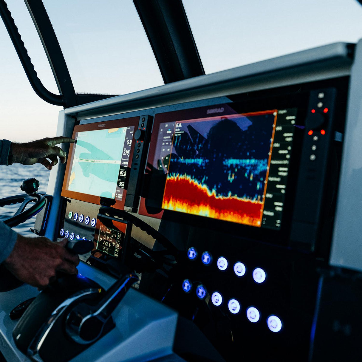 Simrad 000-16277-001 NSS 4 Chartplotter, No Built-in Sonar, 16"
